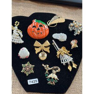 Vintage Costume Jewelry Brooch Pin Collection Gold & Silver Toned Floral Designs